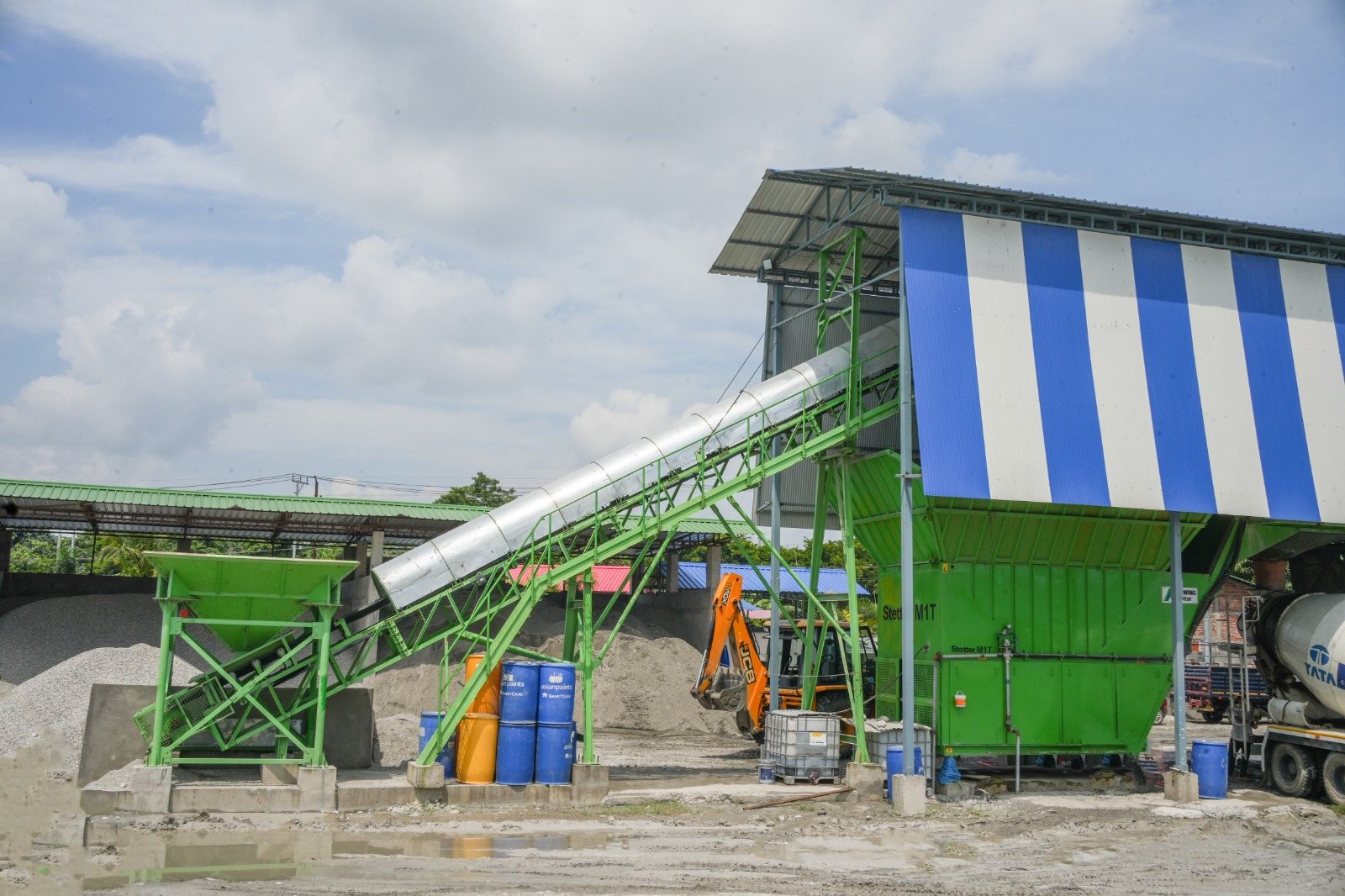 Conveyor, aggregate bins and admixture drums
