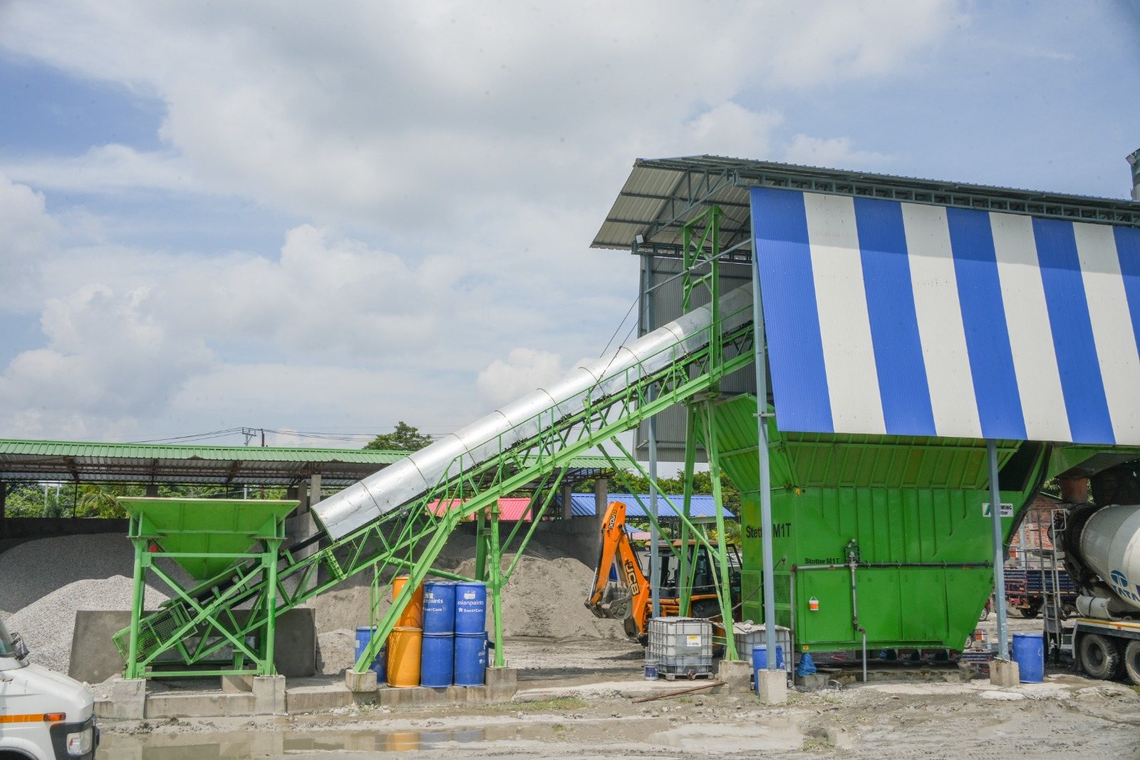 Feed hopper and enclosed belt conveyor