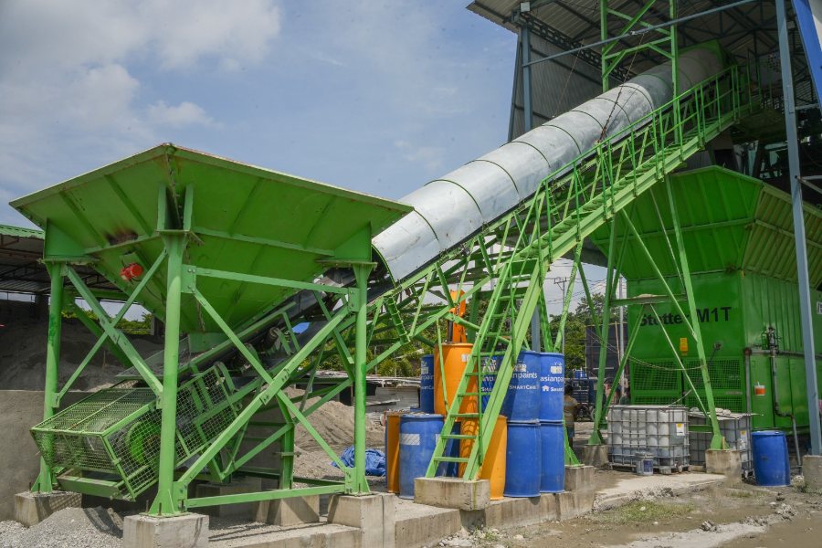 Aggregate conveyor feeding the Stetter M1T mixing unit