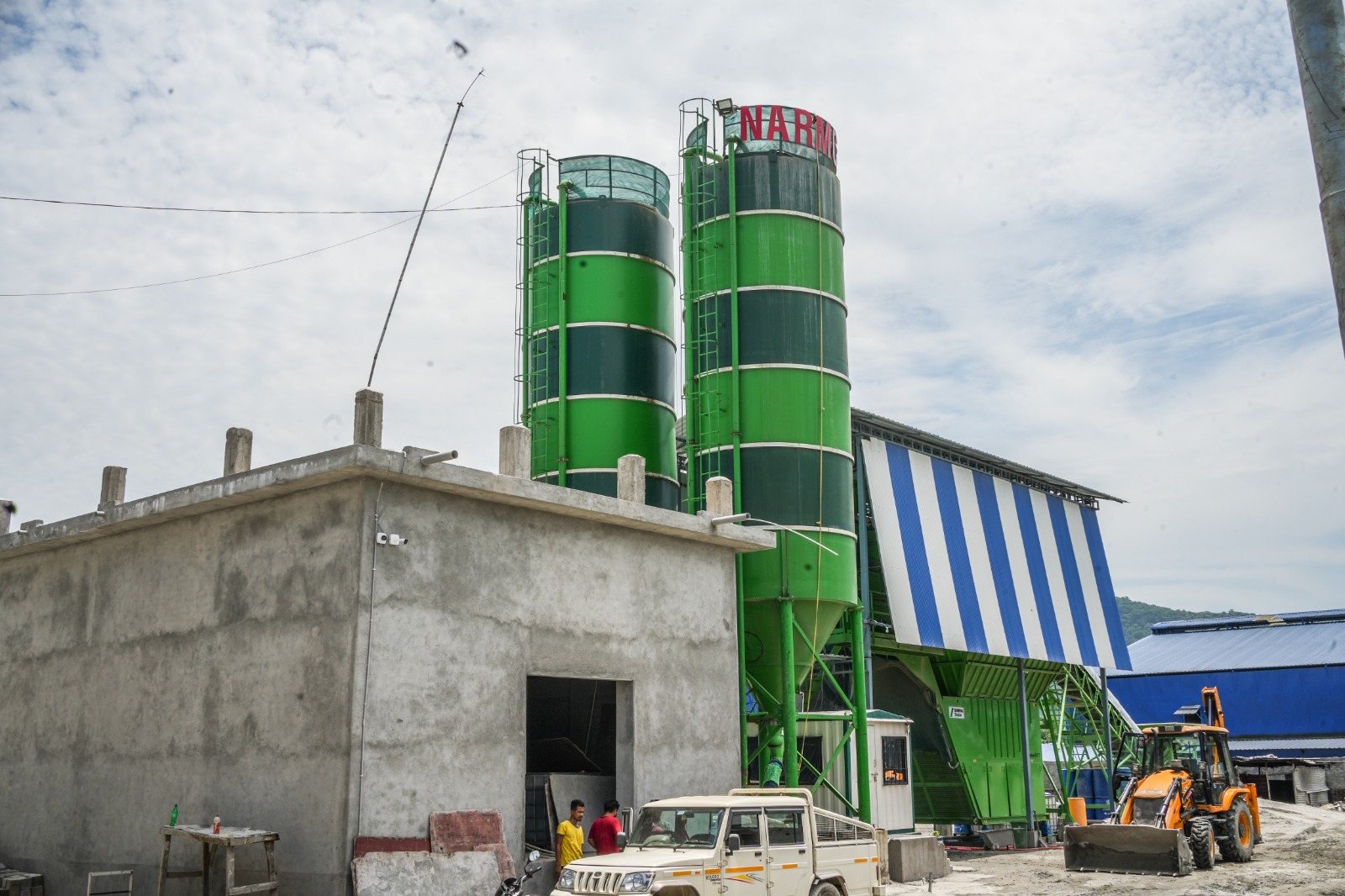 The NA RMC batching plant and cement silos at Darakahara