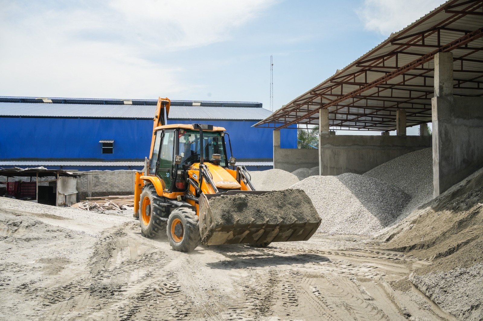 Loader moving crushed aggregate in the NA RMC stockyard