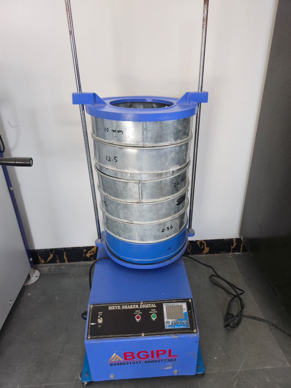 Digital sieve shaker