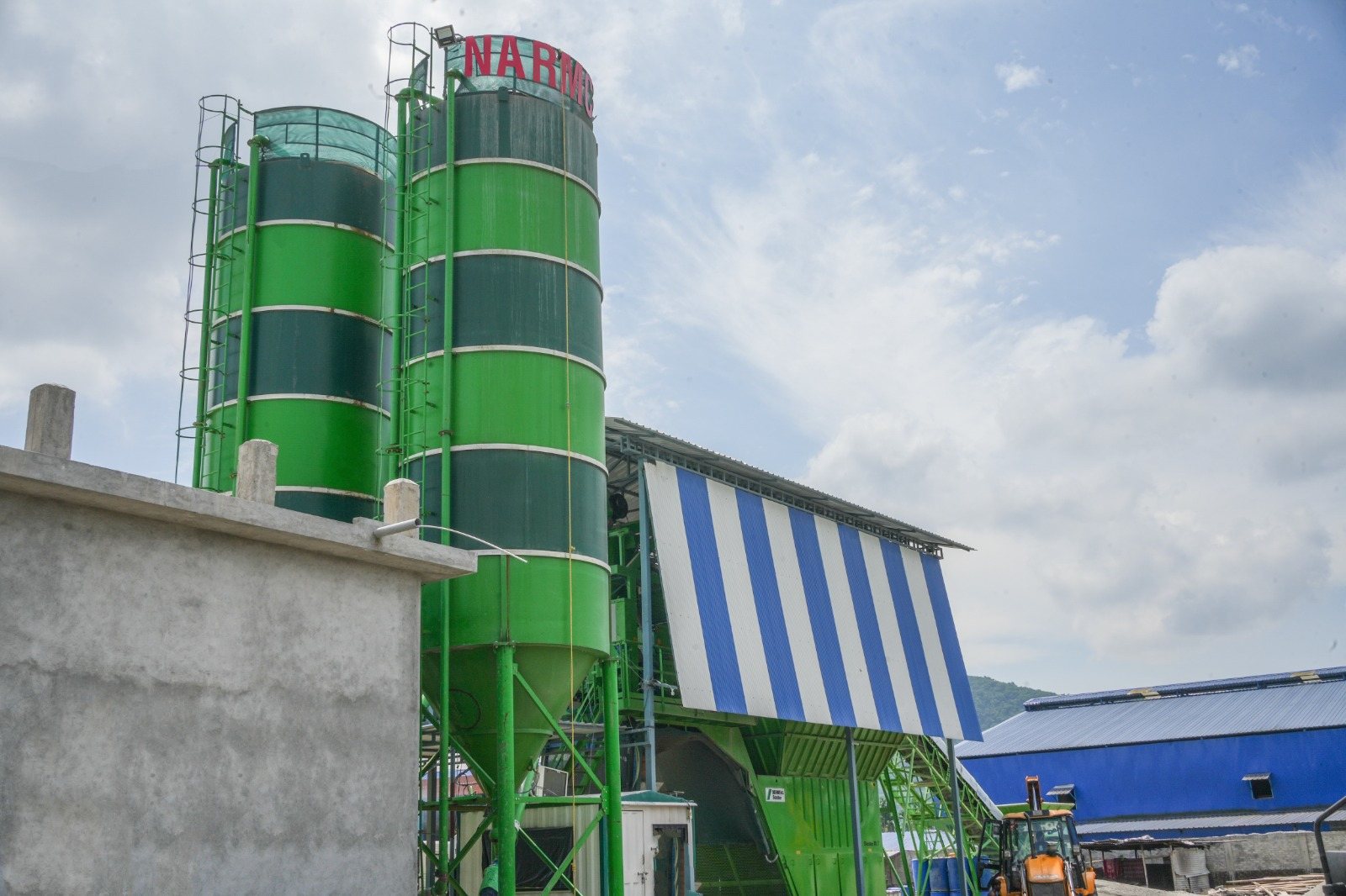 Silos and batching plant from the yard